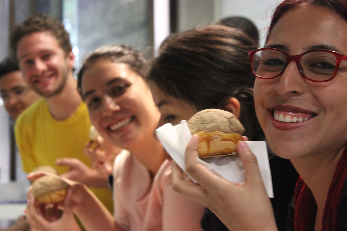 Alumnos degustando los dulces tradicionales