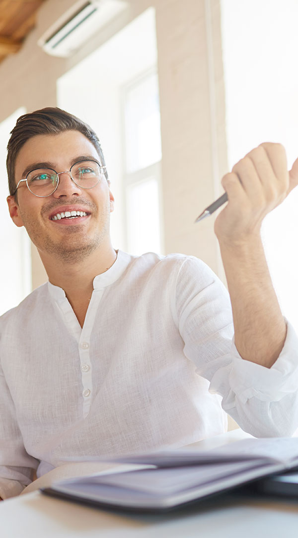 emprendedor emocionado por ideas IBERO