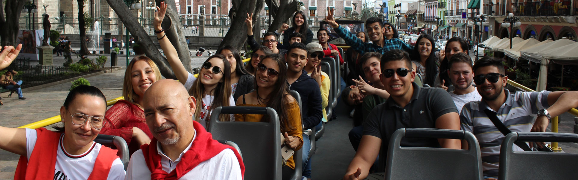 Alumnos en el turibus