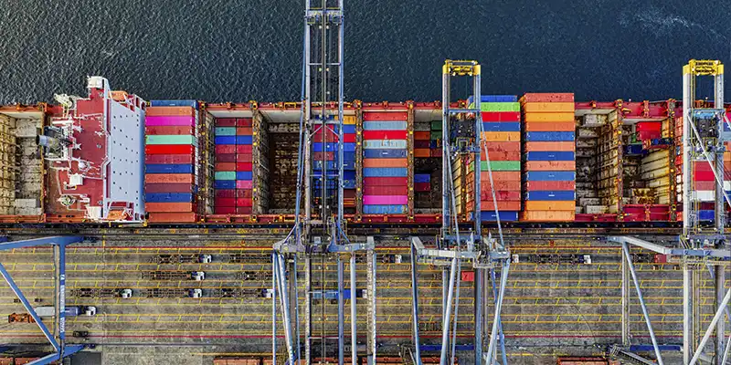 Un buque con contenedores en un muelle.