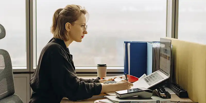 Mujer frente a la computadora.