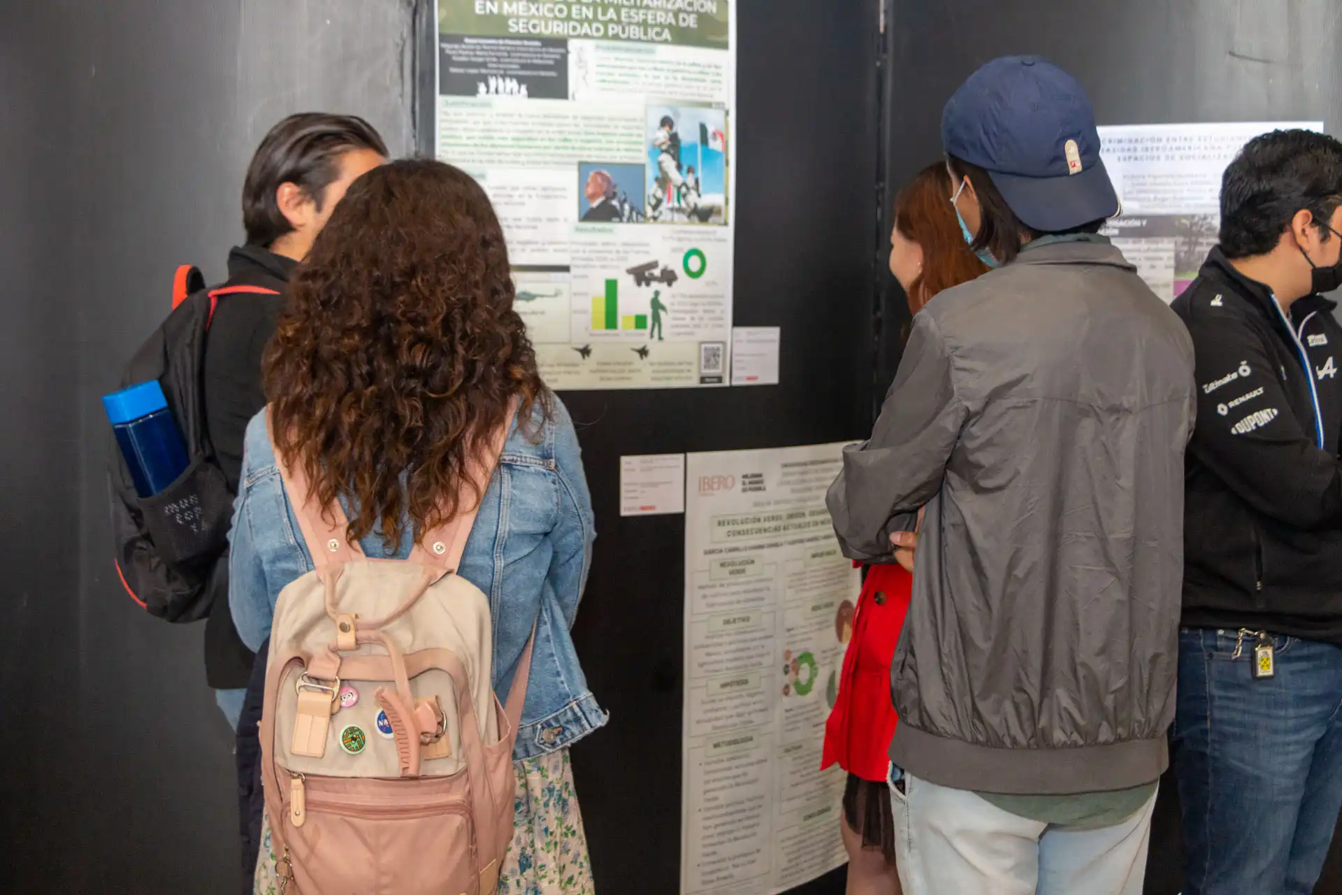 Alumnos de Derecho observando el trabajo de unos compañeros