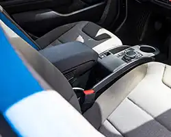 Asiento de velour de un auto