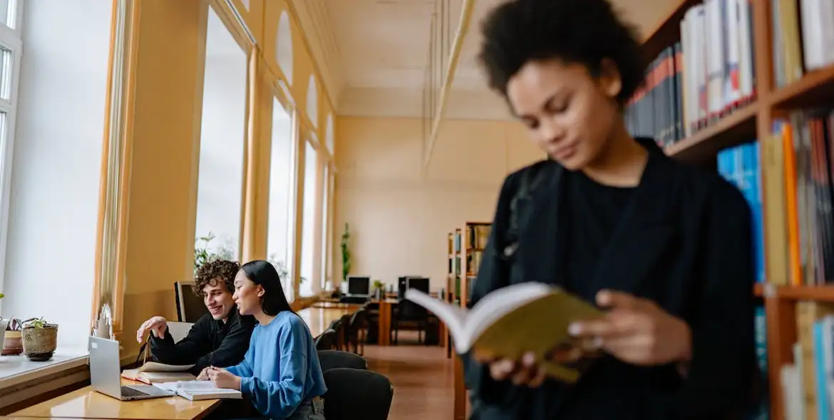 Mujer en biblioteca.