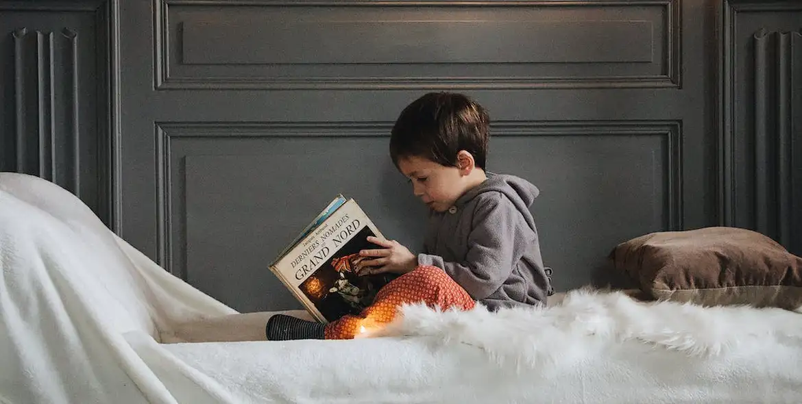 Niño leyendo.