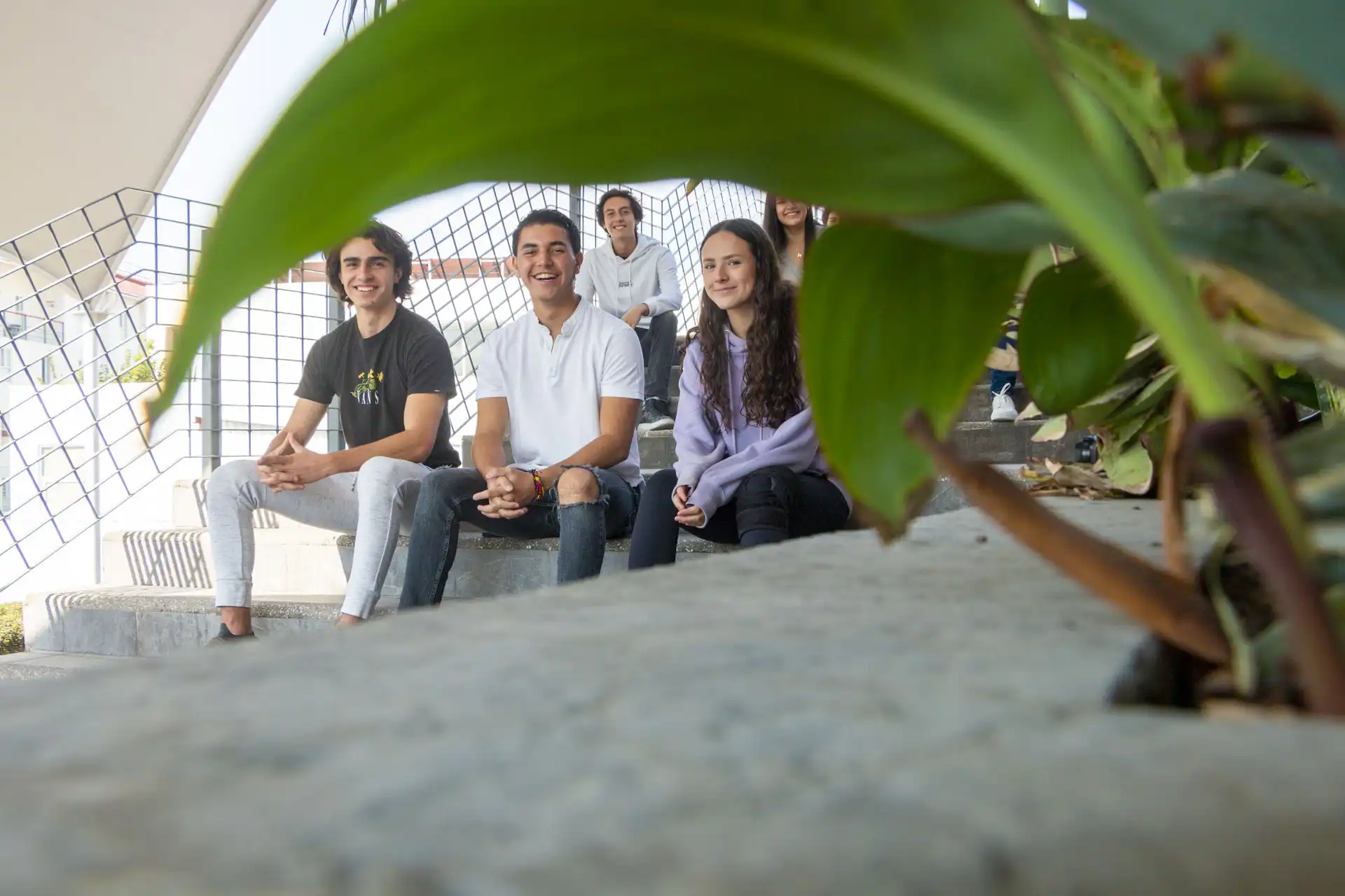 Estudiantes en escaleras.