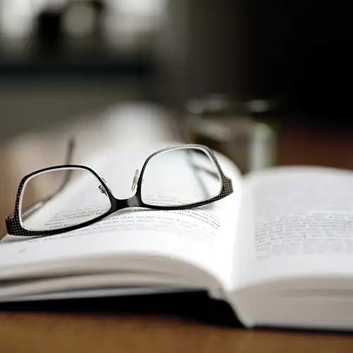 Lentes sobre libro.