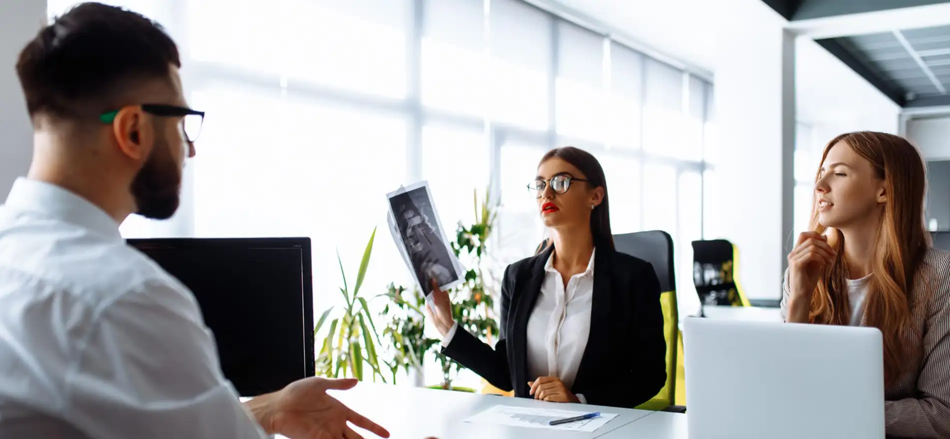 Personas hablando en una mesa