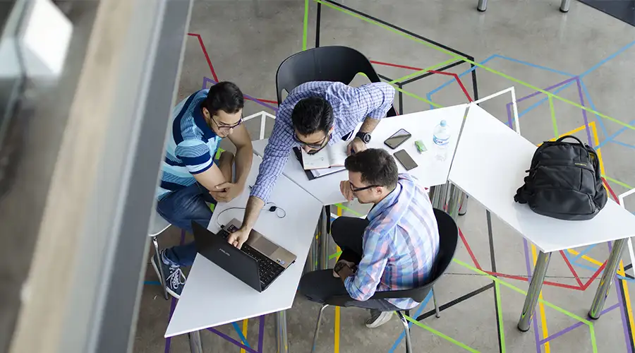 Personas trabajando en laptops