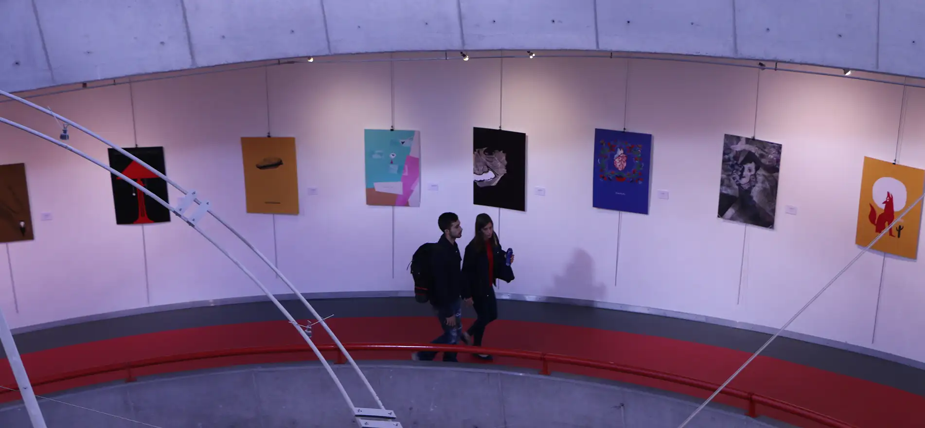 Alumnos subiendo la rampa de biblioteca