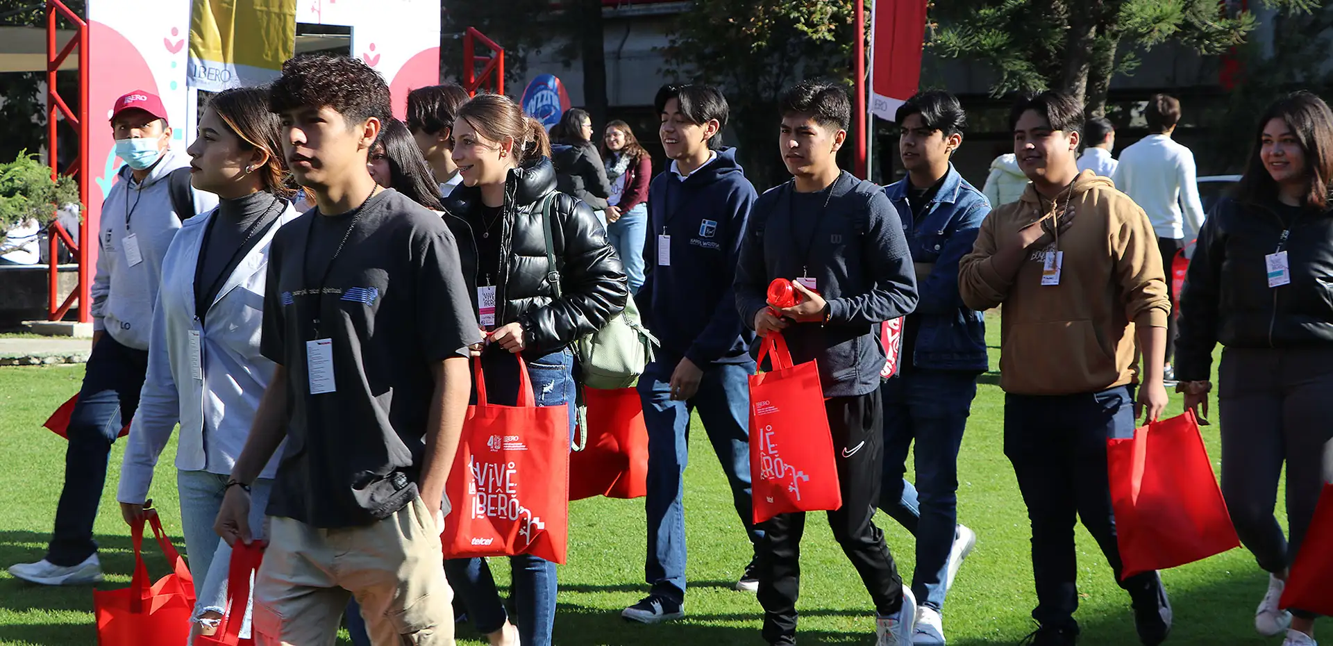 Alumnos de preparatoria en el Vive la IBERO