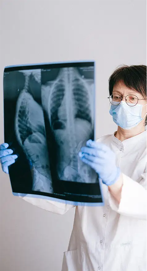 Médico viendo una radiografía