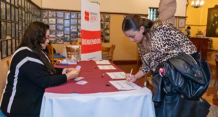 Egresada recibiendo su credencial