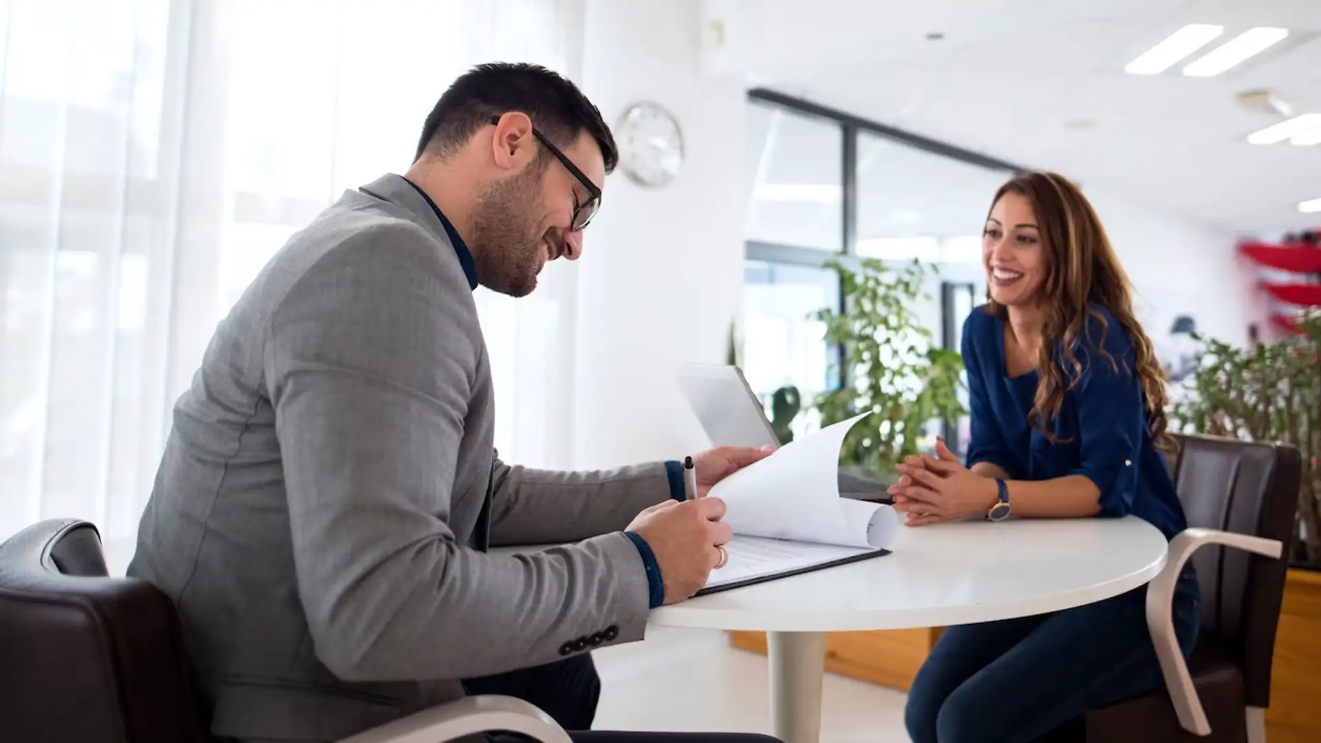 Personas hablando en una mesa