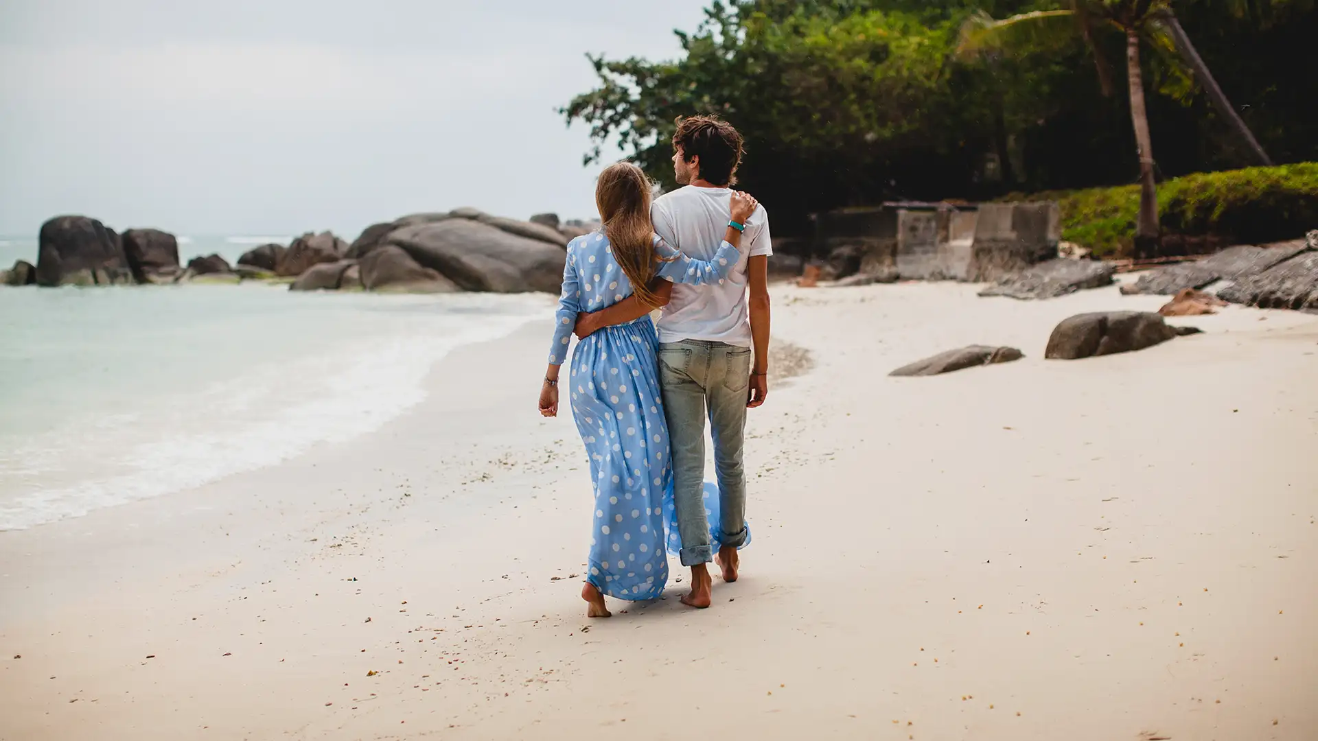 Pareja caminando en la playa