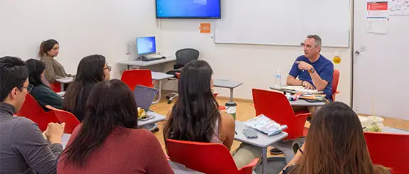 Profesor explicando un tema