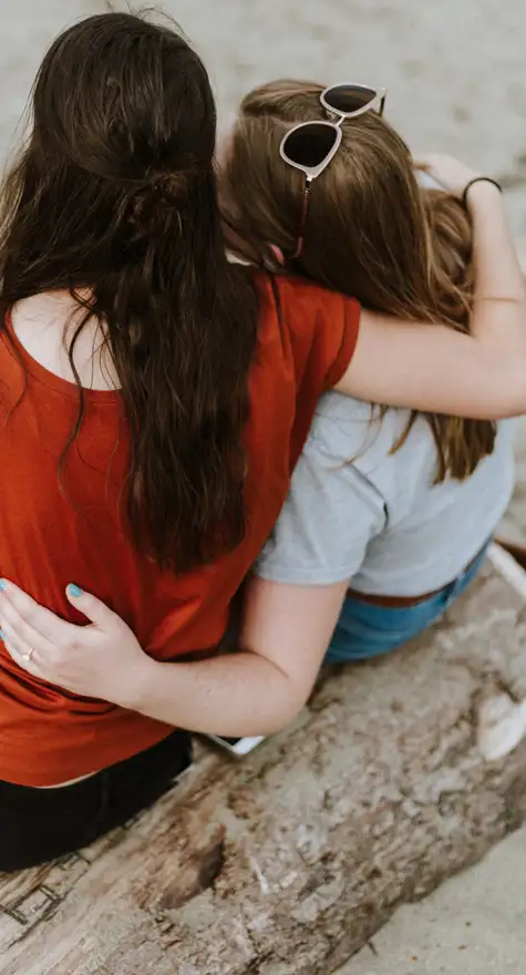 Mujeres abrazadas