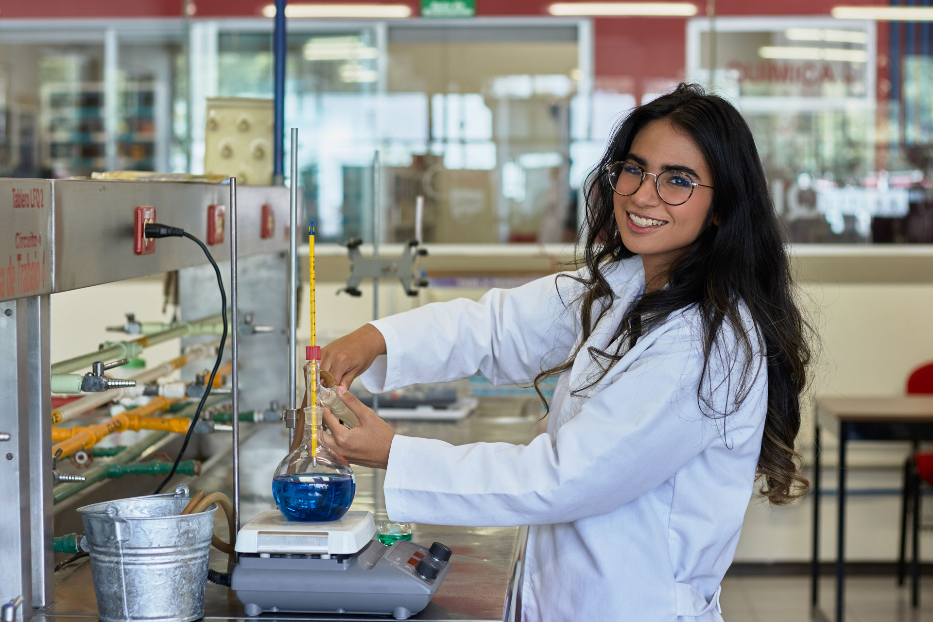 Alumna en laboratorio