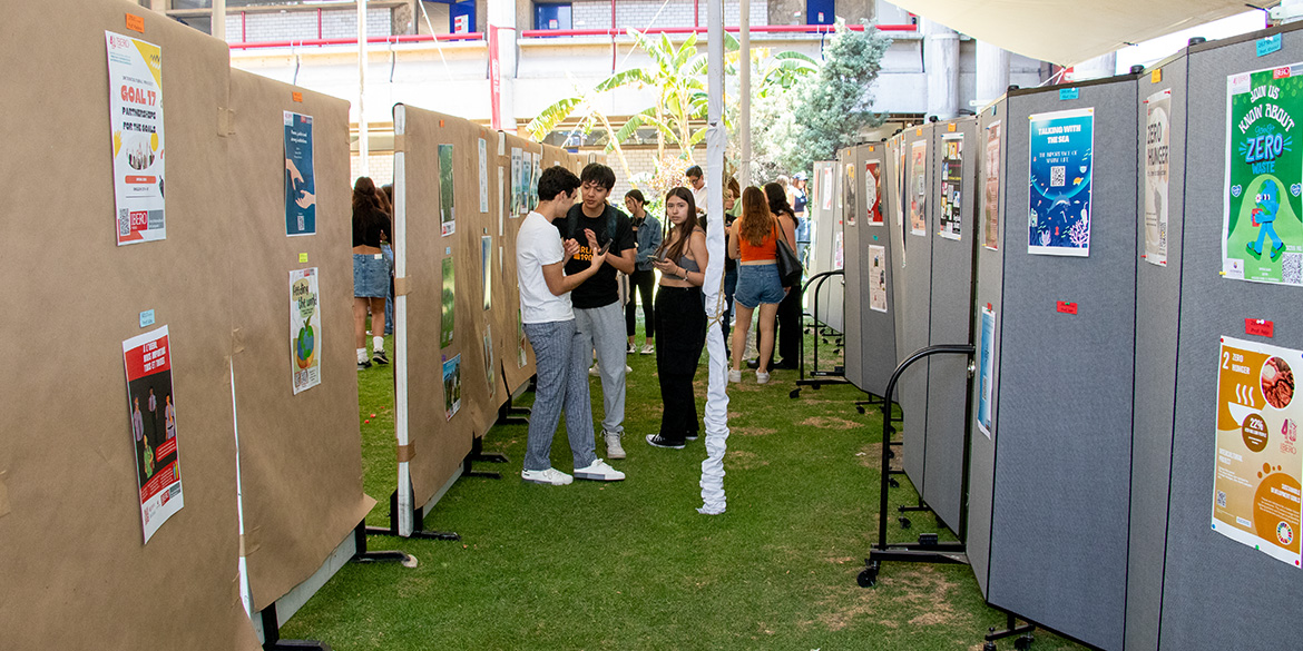 Alumnos presentando sus carteles