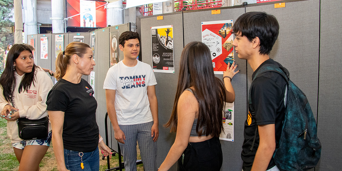 Alumnos exponiendo en la jornada