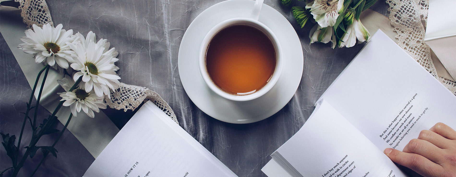 Libros de poesía y taza de café