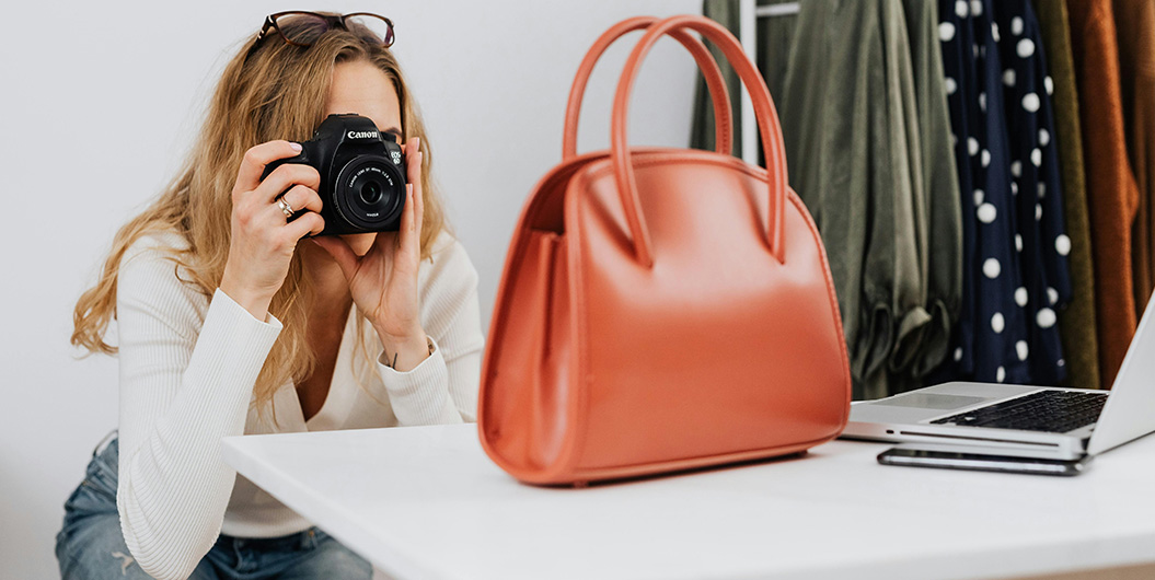 Mujer tomando foto a una bolsa