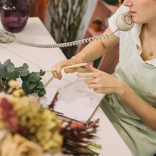 Mujer hablando por teléfono