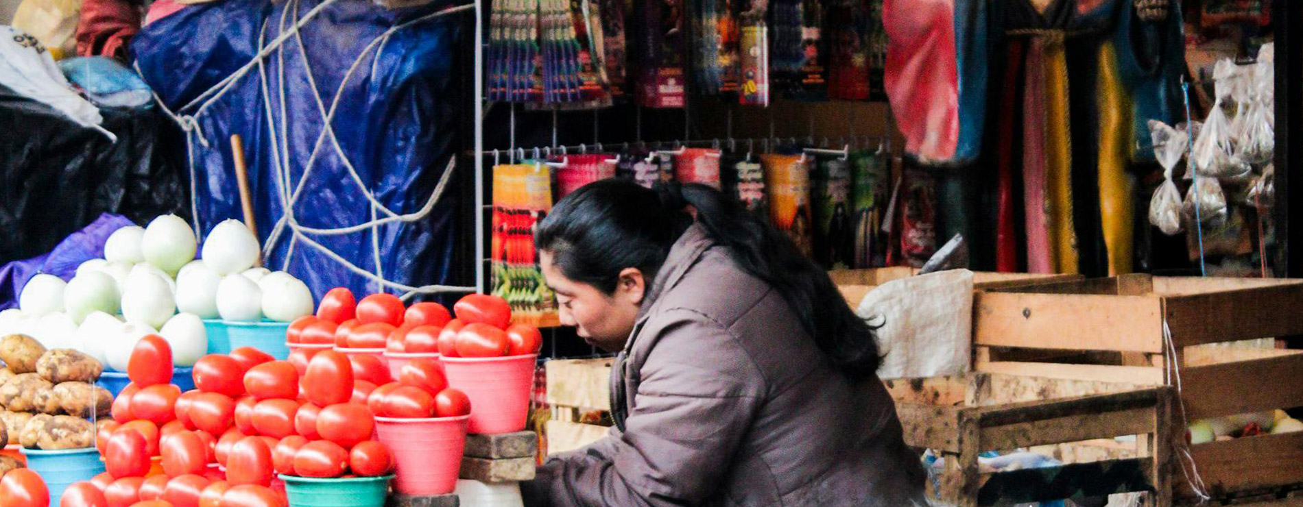 Mujer vendiendo verduras