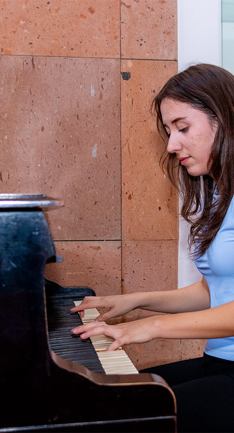 Alumna tocando el piano