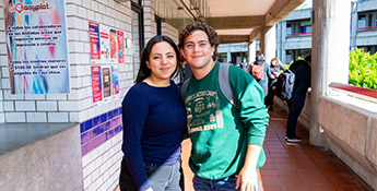 Alumnos posando a la cámara