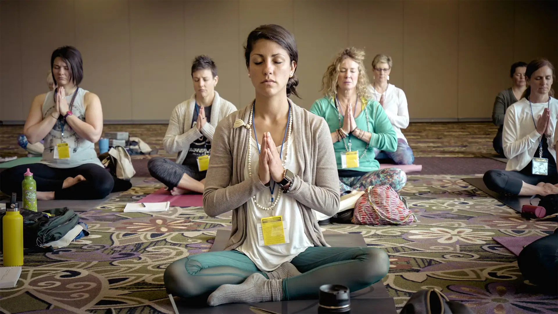 Personas meditando