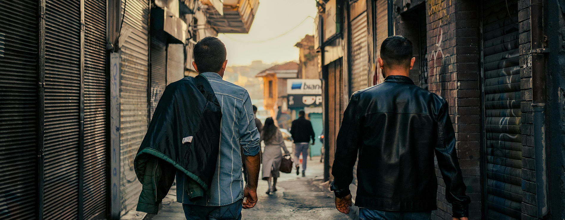 Personas caminando en una calle