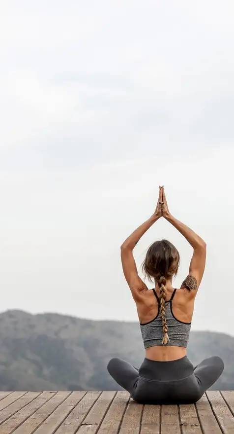 Mujer haciendo yoga