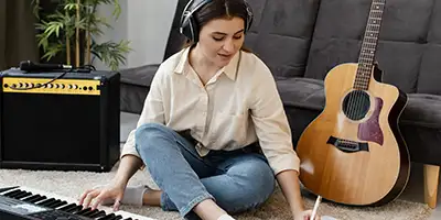 Mujer tocando el teclado