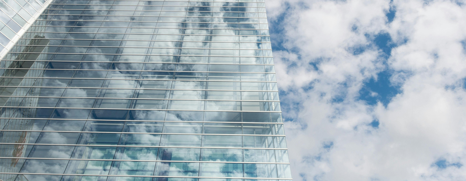 Edificio y nubes