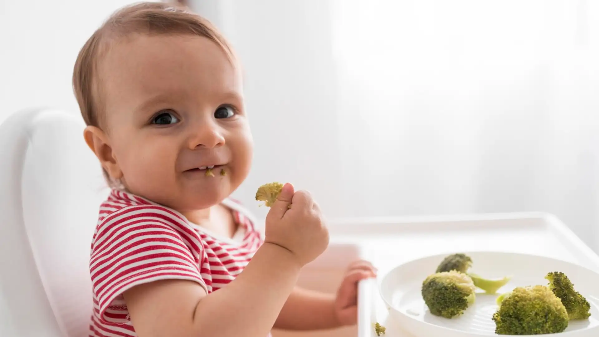 Bebé comiendo brocoli