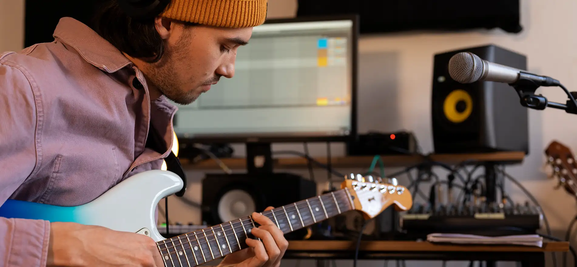 Muchacho tocando guitarra