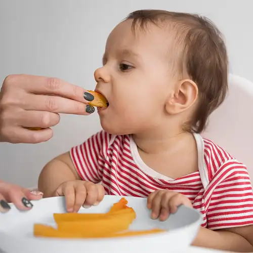 Bebé comiendo fruta