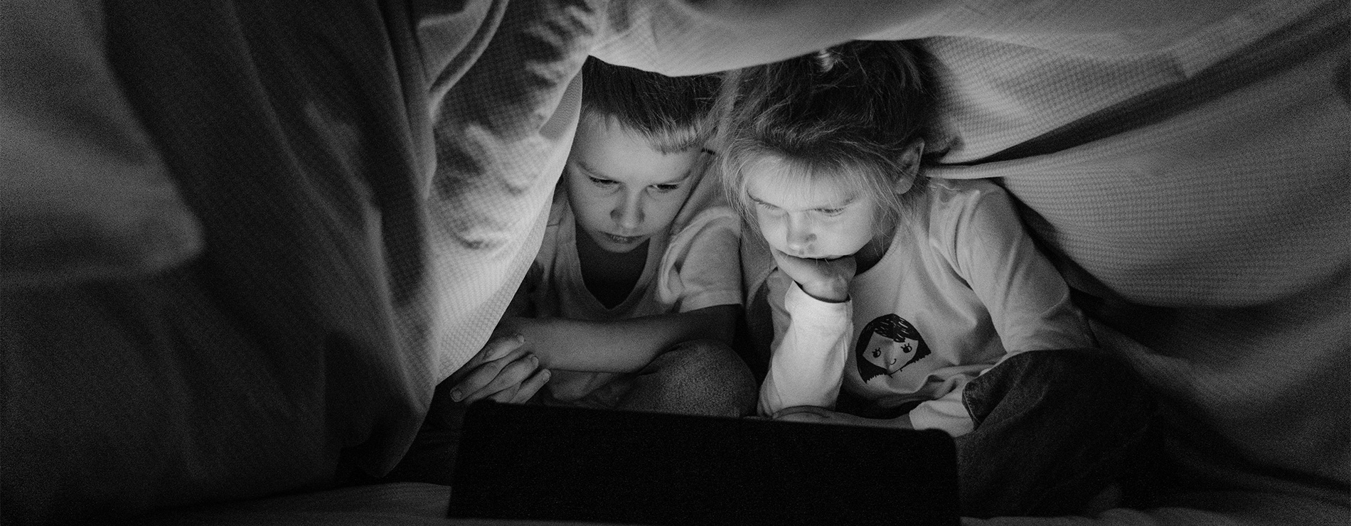 Niños viendo una tablet