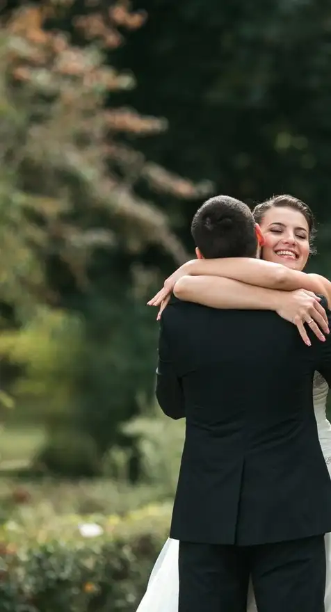 Pareja abrazándose