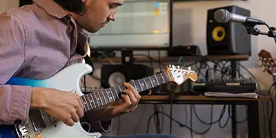 Chico tocando la guitarra