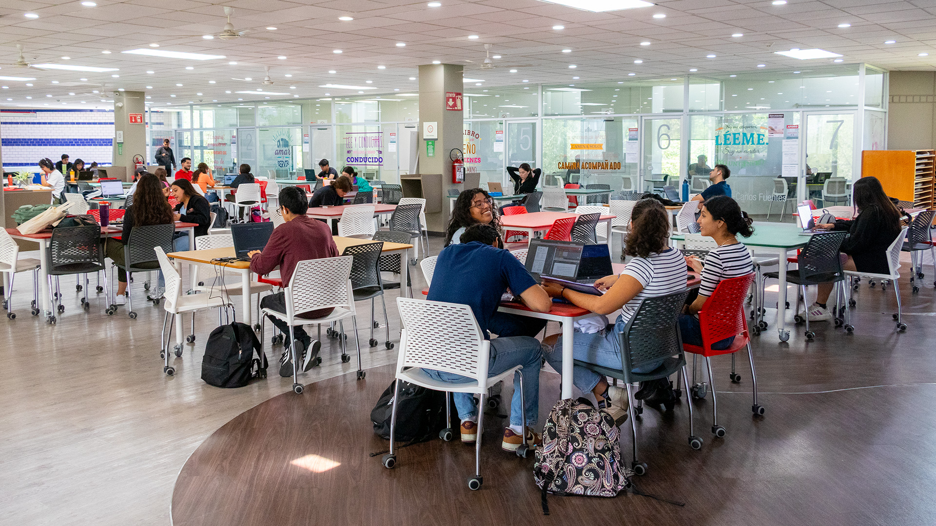 Alumnos en la biblioteca