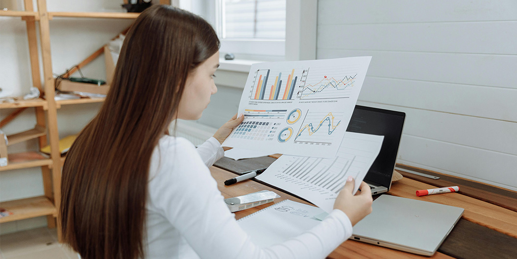 Mujer analizando datos