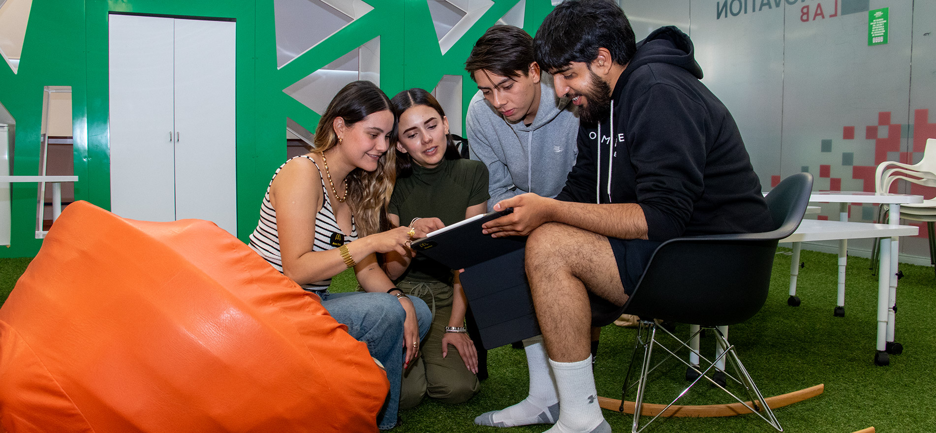 Alumnos en el Innovation Lab
