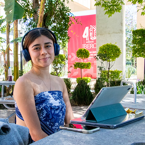 alumna y laptop