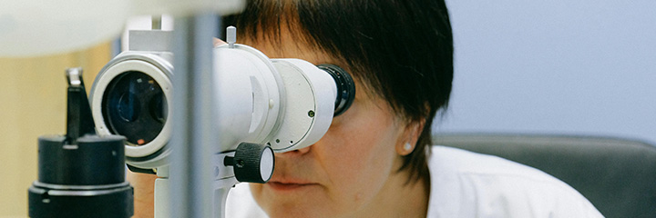 Mujer con microscopio