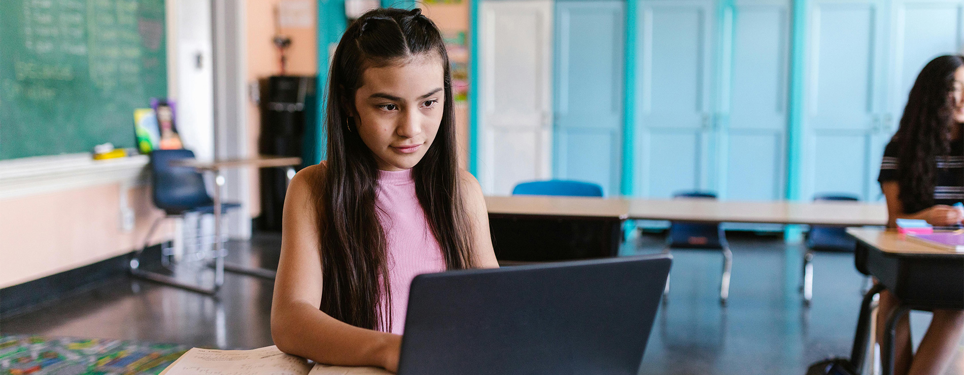Niña en salón de clases