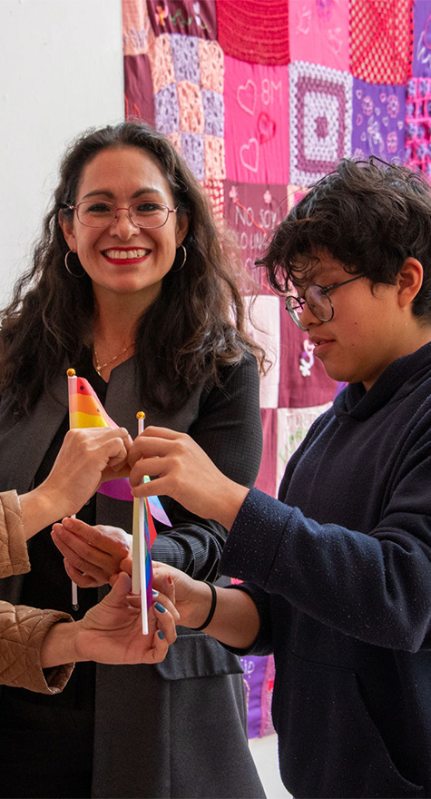 Mujer y bandera lgbt