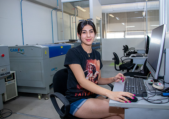 Alumna prototipando