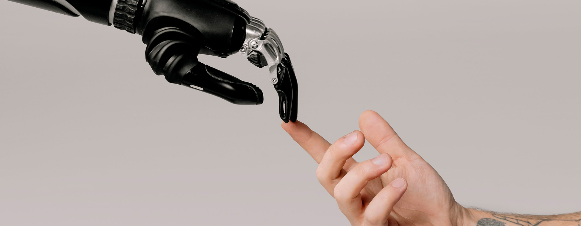 Mano robot - mano humana